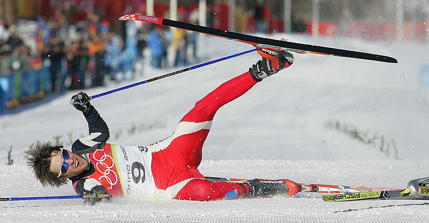 RULLET OVER M�L: Magnus Moan slo lagkamerat Petter Tande med en t�negl og tok bronsemedaljen i kombinert.