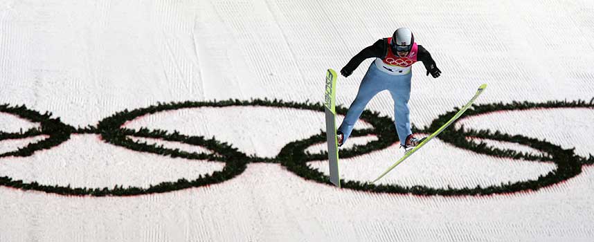 STILRENT: Lars Byst�l avgjorde p� stilkarakterene i Pragelato.