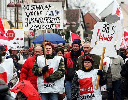 I STREIK: Offentlig ansatte demonstrerer i Sindelfingen.