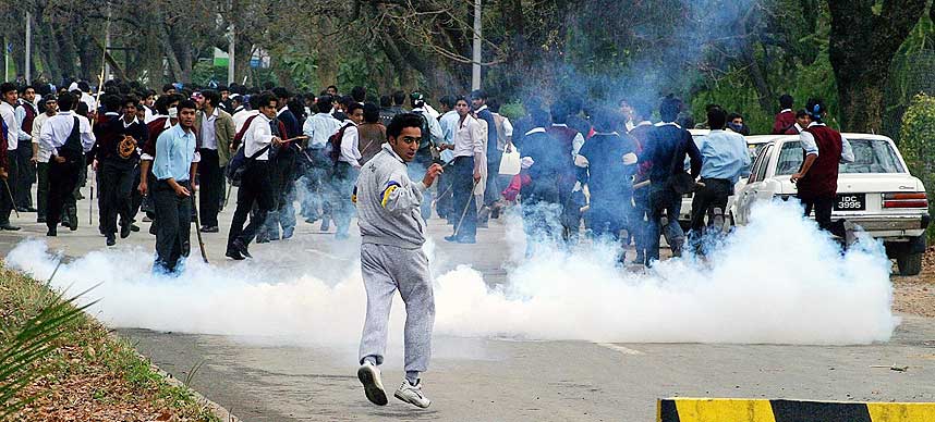 T�REGASS: Politet fikk jagd demonstrantene i Islamabad vekk med t�regassgranater.