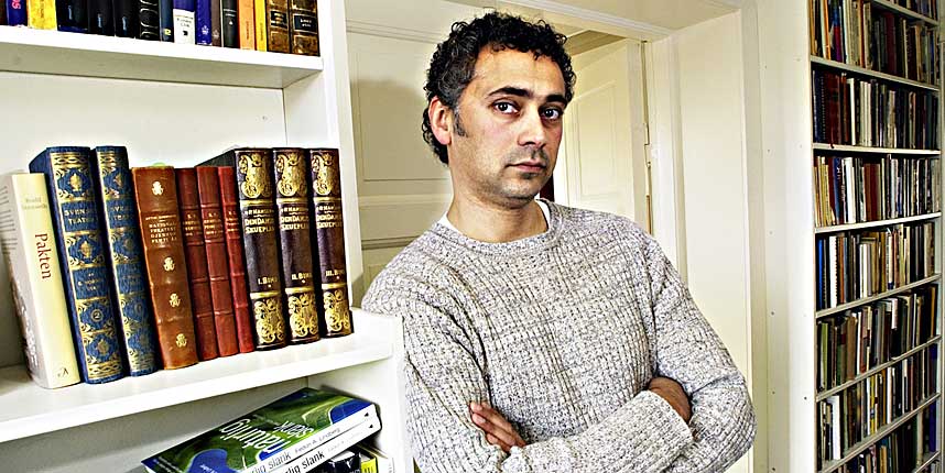 STORVERK: Ivo de Figueiredo har ikke angret for at han ga seg i kast med Ibsen-biografien, som kommer ut stykkevis og delt - i to bind. - Men jeg har fortvilt til tider. Ville jeg rekke det?, sier biografen. Bind to, �Masken�, kommer h�sten 2007. Foto: John T. Pedersen/Dagbladet