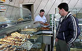 P� KONDITORI: Iranere er glade i wienerbr�d, men n� f�r de ikke lenger kj�pt �Danish pastries�.