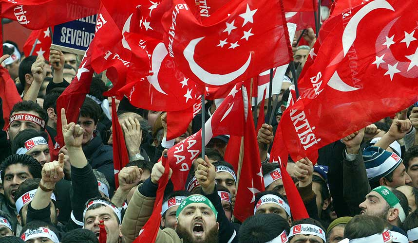  SLAGORD: Titusenvis av demonstranter var samlet i Istanbul der de ropte slagord mot Danmark, Israel og USA. Et av kravene er full boikott av danske varer.