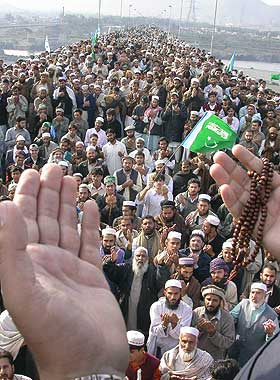 b> B�NN OG PROTEST:  Med uforminsket styrke fortsatte demonstrasjonsb�lgen i Pakistans st�rste byer. Her er det tilhengere av det religi�se partiet Jamat-e-Islami som er samlet til b�nn samtidig som de viser sin misn�ye med karikaturtegningene av profeten.