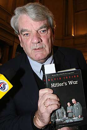 M� I FENGSEL: David Irving med sin kontroversielle bok 