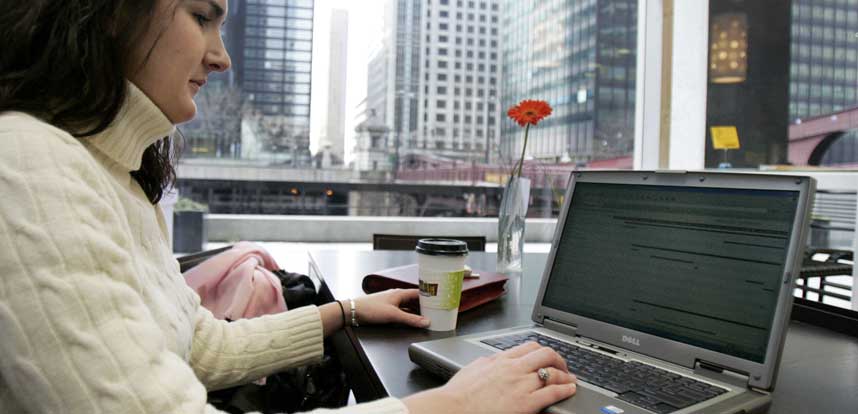 ALLTID P� NETT: Katy Harper tar med seg sin b�rbare PC n�r hun skal p� kaf� i hjemmebyen Chicago. N� planlegger bystyret en av de st�rste tr�dl�se nettverkene som noensinne har blitt bygget i USA.