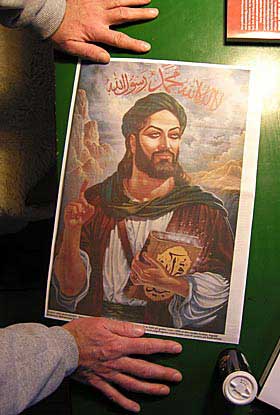 KONFLIKT: K�re Bluitgen viser fram en muhammedtegning han har f�tt fra Iran. - Det var ting Muhammed gjorde for 1400 �r siden i den arabiske verdenen, som vi ikke synes er gode i Vesten i dag. At han hadde flere koner, det synes vi ikke er s� smart. At han giftet seg med en jente p� ni �r, det synes vi ikke er s� smart. Men ingen av de kritiske imamene har sagt at jeg har brukt feilaktige kilder eller gjort noe feilaktig, sier K�re Bluitgen.