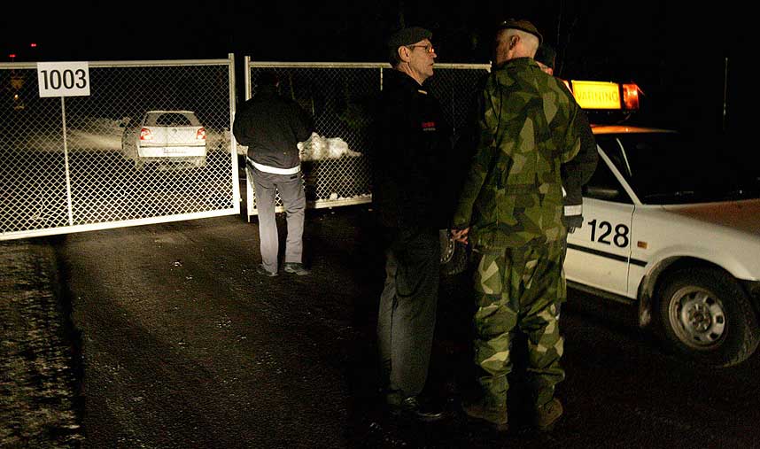 AVSPERRET: Omr�det i det s�r�stlige Sverige der de d�de villfuglene ble funnet er n� avsperret. Biler blir stoppet og kontrollert for at folk ikke skal bringe med seg fj�rfe. Svenske soldater er n� kalt inn for � bist� i jakten p� d�de fugler.