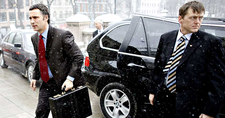 >b>KRITIKK: Statsminister Jens Stoltenberg kritiserer helsetoppene og vil stanse l�nnsfesten. Han m�tte for �vrig skifte bil i g�r p� grunn av sn�kaoset. Den kraftige og pansrede BMW 760 LI er byttet ut med en firehjulsdrevet BMW X5.