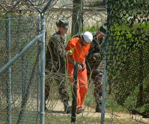 OFFENTLIGGJ�R IDENTITETENE: En innsatt ved den amerikanske fangeleiren p� Guantanamo Bay fraktes til avh�r onsdag denne uken. To dager seinere tapte Pentagon en rettssak omkring hemmelighold av fangenes identitet.