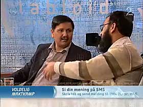 BARKET SAMMEN: Fredag havnet Khalid Mahmood (t.v) og Mohammad Raza i slagsm�l utenfor en mosk� p� Gr�nland i Oslo. I dag barket de sammen p� TV 2s �Tabloid�.