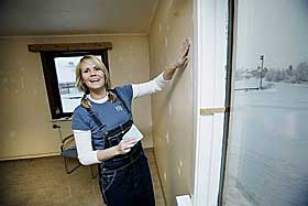 PUSSER OPP: Fungerende ungdomsleder i Kautokeino, Linda �verli Nilsen, har i mange uker brukt all fritid p� � pusse opp og gj�re i stand ungdommens hus. N� str�mmer barn og unge til klubben.