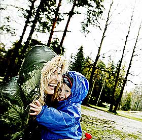  REAGERER:  - En undervurdering av vurderingsevnen til enslige m�dre og      fedre, sier Cecilie Lynum om lovforslaget. Her sammen med s�nnen Scott.
