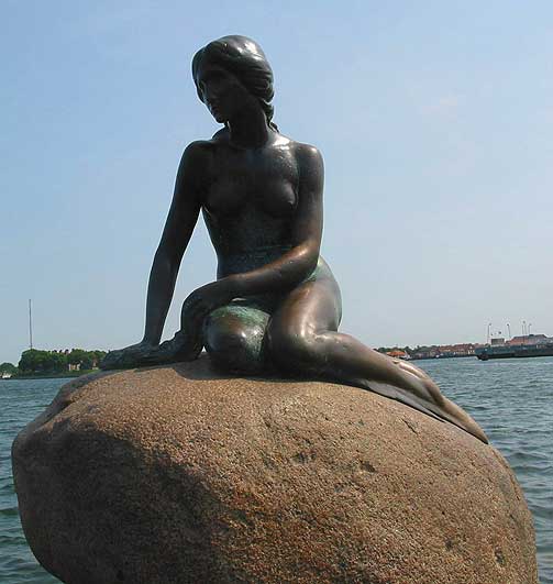K�BENHAVNS STOLTHET: Den lille havfrue f�r hun ble utsatt for kvinnesaksaksjonister.