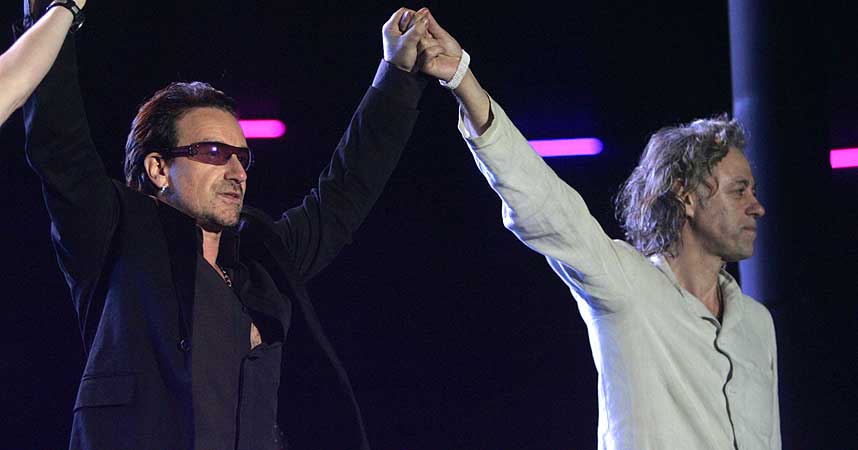 LIVE 8: U2-vokalist Bono sammen med Bob Geldof under sommerens veldedighetskonsert f�r G8-m�tet. M�let var � samle st�tte for sletting av u-landsgjelda.