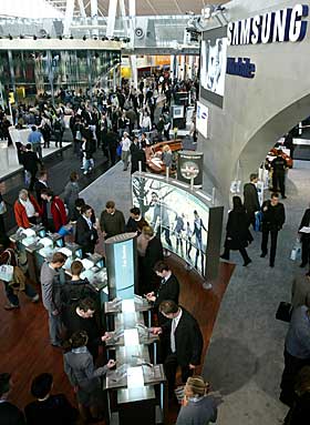 STOR INTERESSE: Samsung p� CeBIT.