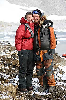 DEN VIKTIGSTE ST�TTESPILLEREN: Runes samboer, Aina Lys�, var inspirasjon for ham p� turen. Her har hun kommet ham i m�te i Terra Nova Bay.