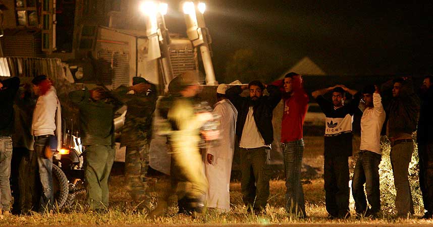 GA SEG ETTER TI TIMER: Det tok n�rmere ti timer f�r Saadat overga seg til israelske tropper.