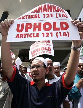 DEMONSTRERER TIL ST�TTE FOR RELIGIONSFRIHET: Tilhengere av grunnloven i Kuala Lumpur i januar i �r.