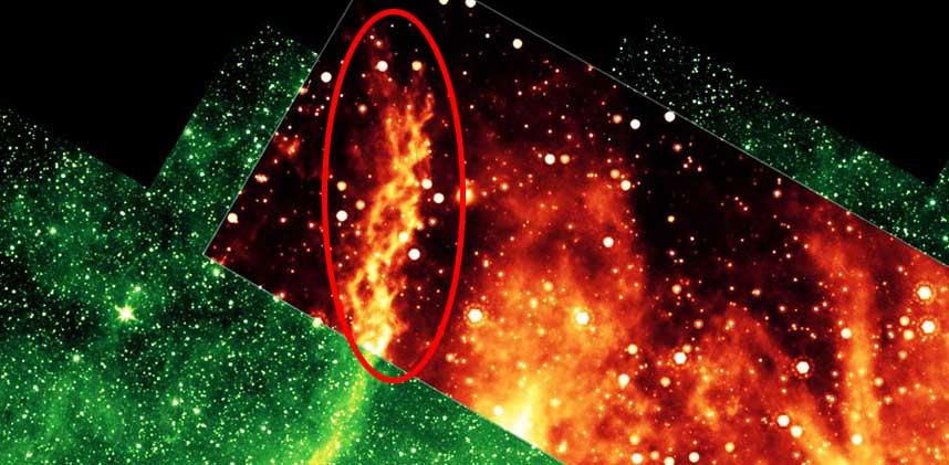 DOBBELTSPIRAL: Den DNA-liknende stjernet�ka er ringet inn p� bildet, som er laget p� grunnlag av infrar�d str�ling. Siden �yet ikke oppfatter infrar�dt lys, er fargene p� fotoet falske. Den r�de og gr�nne delen av bildet er egentlig to forskjellige bilder av henholdsvis lang- og kortb�lget infrar�d str�ling.
