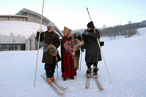 DYREBAR LAST: Aleksander �Skevla� Gamme og Bj�rnar �Skrukka� Nissen klar til dyst. Inga fra Varteig (Anne Finstad) overrekker kongss�nnen H�kon � som for �vrig er Bj�rnars s�nn og heter ... ja, H�kon.