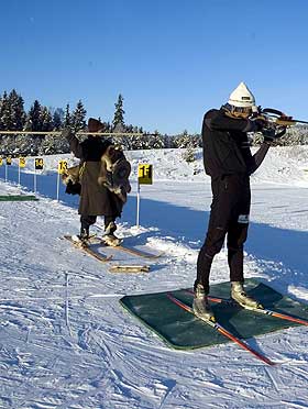 DUELL: Bj�rnar utfordrer skiskytter Kjetil Ruud p� st�ende. � Jeg nappet litt i avtrekket, unnskylder Bj�rnar.