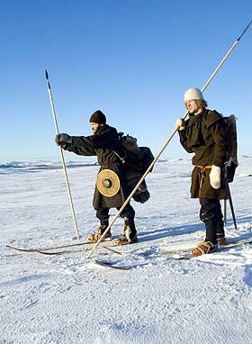 - ER DET BAGLERNE?  P� fjellet hadde vi avtalt et baglerangrep, men de fant oss ikke. Vi var for langt ute av kurs. Ingen vet n�yaktig hvor de ekte birkebeinerne tok seg frem, men mye taler for at ruten gikk nord�stover mot Koppang, alts� langt fra dagens rute for Birkebeinerrennet.