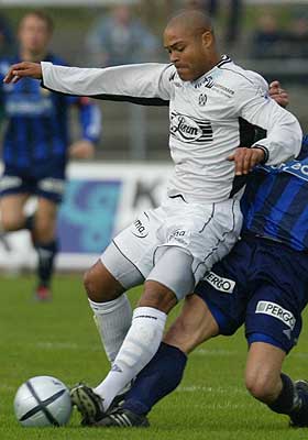  RBK-FLOPP:  Robbie Russel var god i Sogndal-drakt, bleik i RBK.