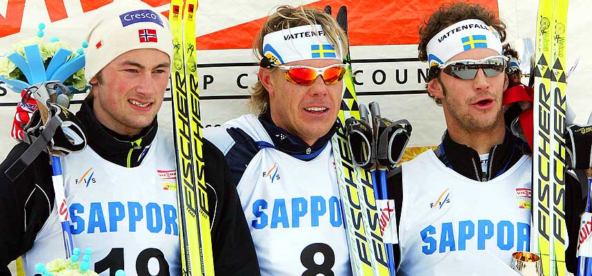 SPLITTET SVENSKENE Helt p� egenh�nd hentet Petter Northug opp trioen med Mathias Fredriksson, Anders S�dergren og Andrus Veerpalu. Med krampe i leggene spurtslo han S�dergren og ble nummer to.