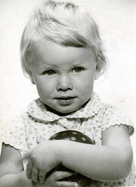 Liten pike: Anette på et av sine første besøk hos fotografen.
