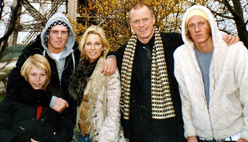 Storfamilien: Fra venstre: Alexander, Nicolas, Anette, Jan-Eric og Cristopher i Paris i fjor.