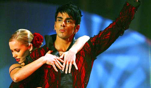 DANSE-KJENDIS:  Adil Thathaal i en Paso Doble sammen med Maria Nyg�rd.