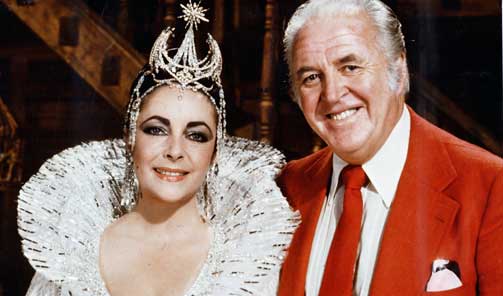DATIDENS DIVA: Elizabeth Taylor var 60- og 70-�renes diva. Her sammen med Dagbladet-journalist Arne Hestenes under innspillingen av �Den bl� fuglen�.