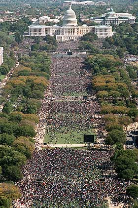 MILLION MAN MARCH: 16. oktober 1995 gikk mellom 500 000 og en million svarte menn i demonstrasjonstog for � f� menn til � ta ansvar for samfunn, familie og gjenreise en religi�s og rasemessig bevissthet.