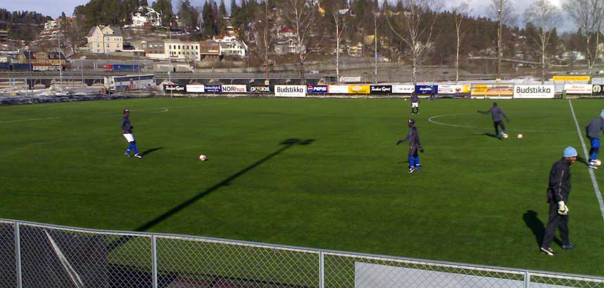 FIRE NYE PR�VESPILLERE: Lyn skal teste fire nigerianere fram til mandag. Her er noen av dem p� dagens trening i B�rum.
