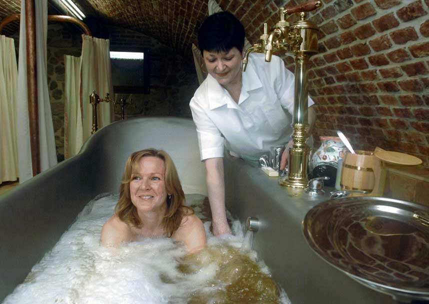 BOBLEBAD: Jana Tymlova nyter en real pils under g�rsdagens �pning av verdens f�rste �l-spa.
