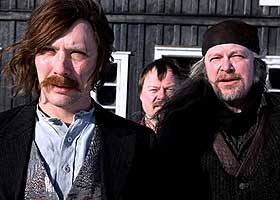  BEGGE BLIR DREPT:  Mikael Persbrandt og en annen kjent svensk skuespiller, Peter Andersson, p� settet i g�r. De spiller handelsmann lensmann , de to samenes hat rettet seg mot i 1852.