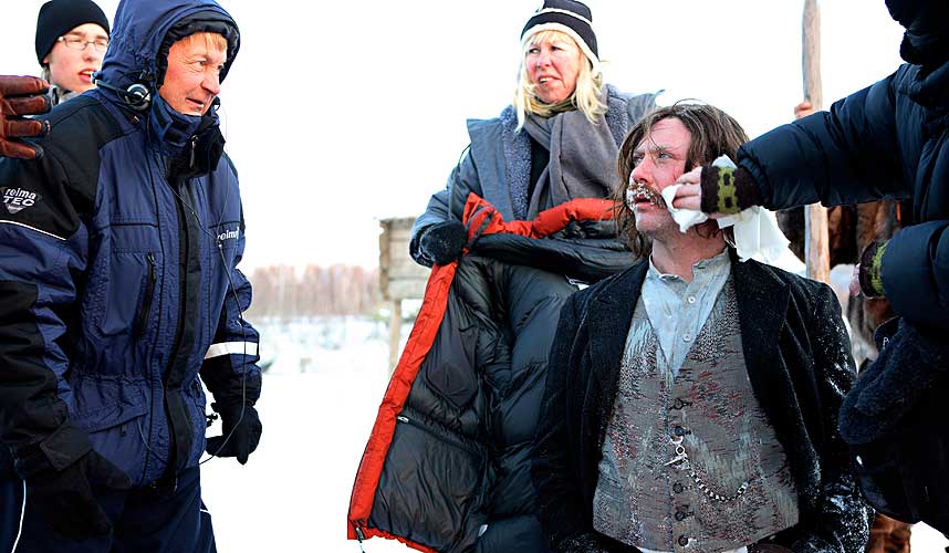  F�R INSTRUKSJON:  Her f�r Mikael Persbrandt instruksjon av regiss�r Nils Gaup mellom to opptak i g�rs-dagens innspilling av 50-millionersfilmen om Kautokeino-oppr�ret, som n� spilles inn ved FilmCamp i Indre Troms.