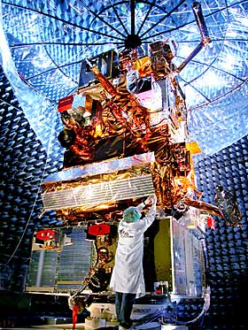 TESTES: Satellitten testes f�r oppskytning i Toulouse.