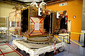 SERVICEMODUL: Dette er servicemodulen p� den tredje satellitten som skal skytes opp. Selve hovedmodulen er allerede fraktet til lagring, der den vil st� tilc 2014.
