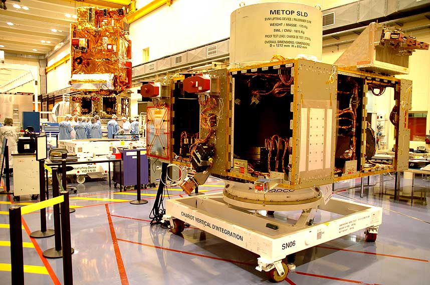 STOR V�RMELDER: I bakgrunnen ser du verdens st�rste v�rsatellitt - MetOp A. Den vil gi Norge verdens beste v�robservasjon etter oppskytningen i juni. I forgrunnen ser du servicemodulen til den tredje satellitten i serien - MetOp C, som skal skytes opp i 2014.