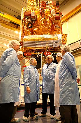 STOLTE: Ledelsen i den europeiske v�rsatellittorganisasjonen EUMETSAT, romfartsorganisasjonen ESA og satellittbyggerne i EADS Astrium gleder seg over at �tte �tte �rs utvikling snart vil gi resultater.