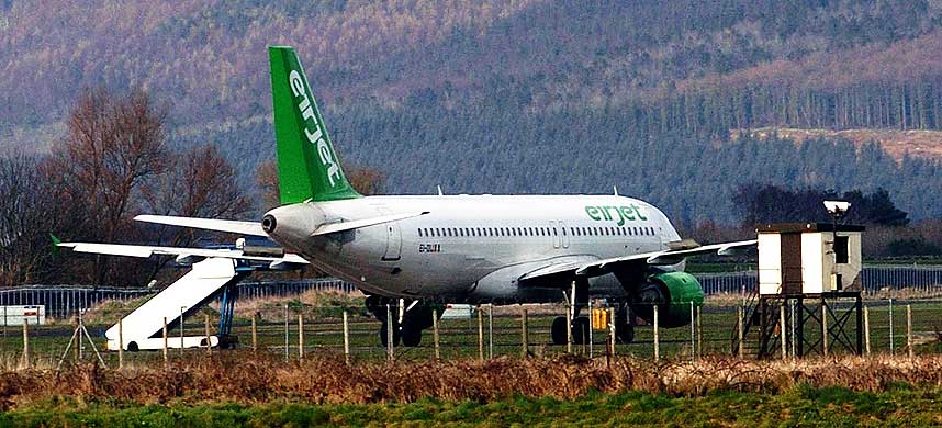P� FEIL RULLEBANE: Airbus A320-maskinen fra Eirjet p� flystripa p� Ballykelly-flybasen.