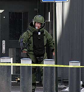  MISTENKELIG PAKKE FUNNET:  En bombeekspert i arbeid utenfor den amerikanske ambassaden i Oslo i g�r.