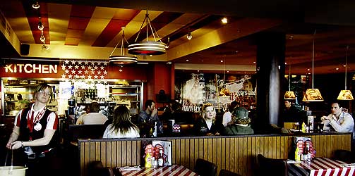  Popul�r:  Friday's er s� popul�re i Oslo at det n� finnes tre stykker. Robinson og Fredag bes�kte den nyeste p� Aker Brygge.