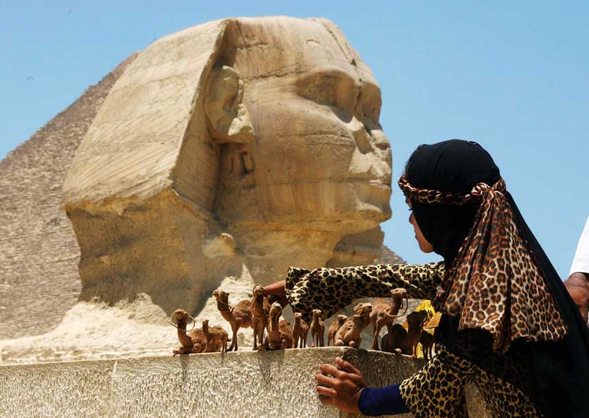 FRYKTER FOR EGYPTS KUNSTVERKER:  En souvenirselger stiller opp sine produkter foran sfinxen i Giza. Kunstnere og intellektuelle frykter n� at landets statuer kan v�re truet av fatwaen.