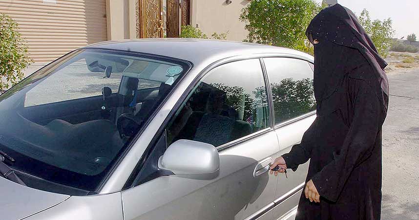 LEI DISKRIMINERING: Saudi arabiske kvinner m� s�ke ektemannen om lov til � ta sertifikatet p� bil. N� har fem kvinner tatt kj�nnsskifteoperasjon for � unng� religi�s diskriminering.