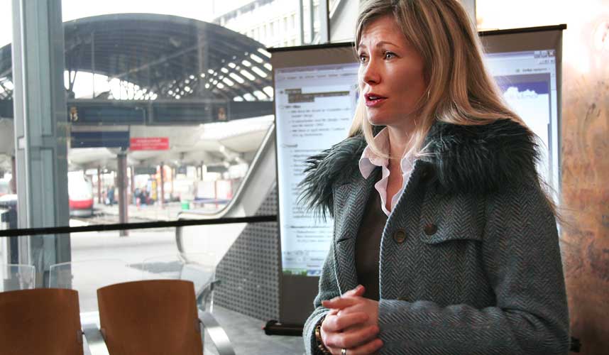 KLIMA-BEKYMRET: Siri Kalvig markerte startskuddet for www.mittklima.no p� Flytogterminalen i Oslo i dag.