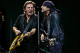Utsolgt: Billettene til Bruce Springsteens konsert ble revet bort i dag. Her er han sammen med Steve van Zandt p� Valle Hovin i 2003.