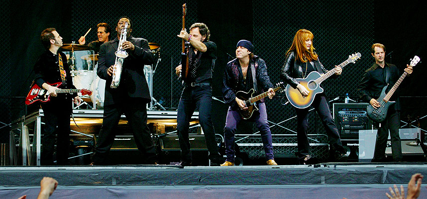 Popul�r gjeng: Springsteen kommer til � spille for et stappfult Oslo Spektrum 20. mai. Her sammen med hans E Street Band.
